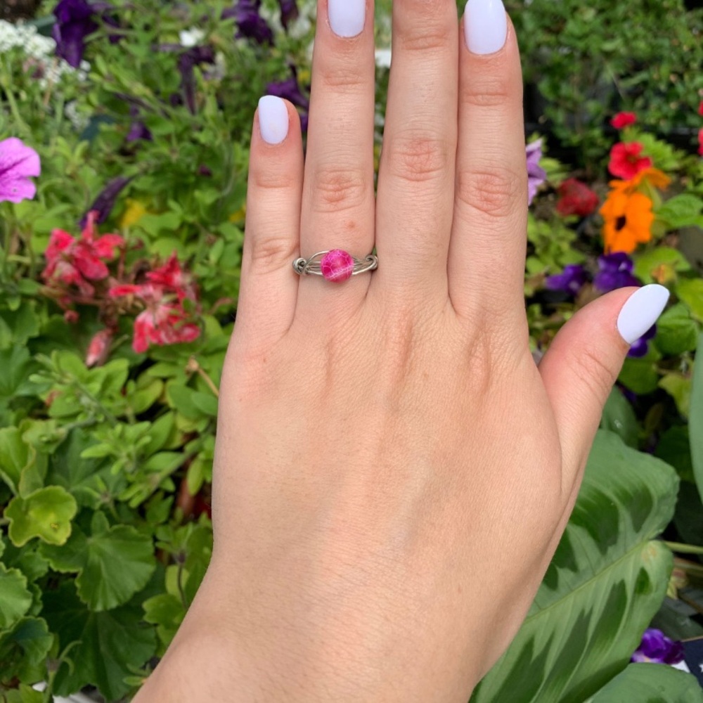 NWOT pink crackle bead silver wire ring.